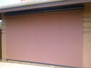 Canvas roller blind with cassette for protection